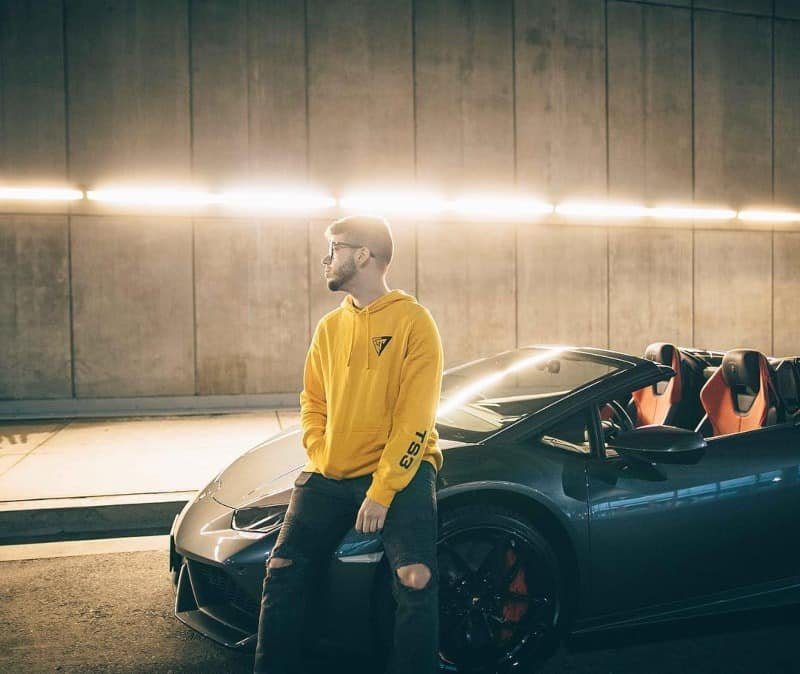 Typical Gamer standing in front of his Lamborghini Huracan